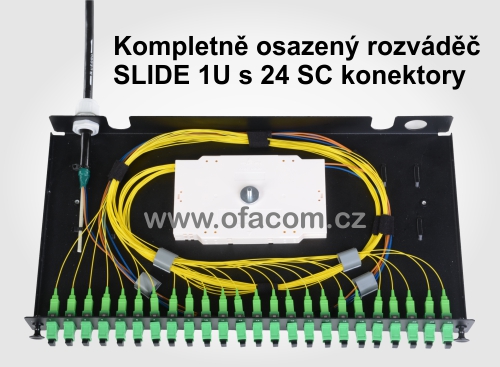 Plně osazený optický rozvaděč Slide 1U s 24 optickými konektory SC/APC a jedním příchozím kabelem.