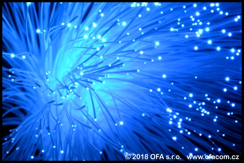 Plastová optická vlákna prosvětlená modrým světlem.