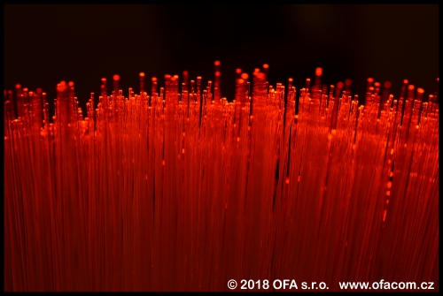 Plastová optická vlákna prosvětlená červeným světlem.