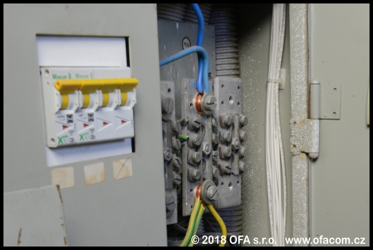 Svazek optických kabelů EZ-Bend ve stoupačce panelového domu.