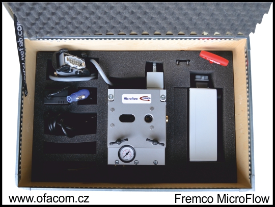 Zafukovačka optických mikrokabelů Fremco MicroFlow s elektrickým pohonem, pohled do otevřené přepravní bedny.