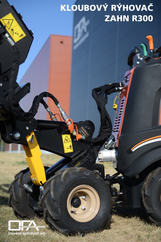 Kloubový rýhovač DitchWitch ZAHN R300 pro telekomunikační rýhy..