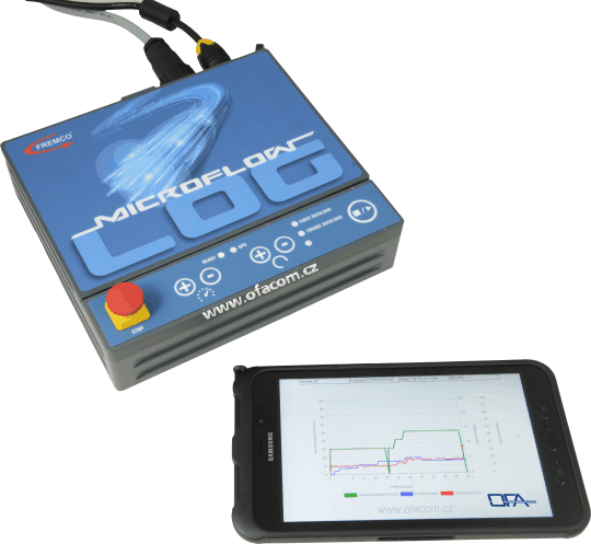 Inteligentní zafukovací stroj s bezdrátovám ovládáním pomocí vyjímatelného tabletu MicroFlow LOG.