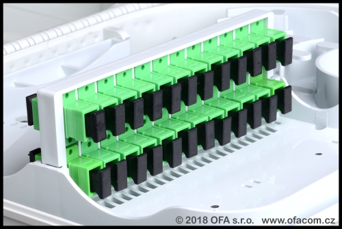 Konektorové pole s konektory SC/APC v optickém rozváděči.