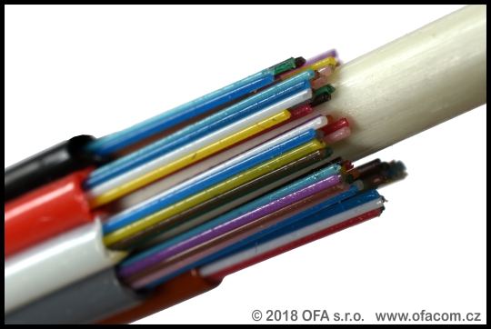 Oprická vlákna umístěná v trubičkách kabelu konstrukce Loose Tube s centrálním tahovým členem..